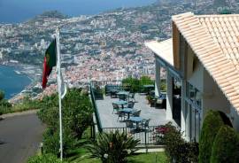 Elegant 3-Bedroom Duplex Apartment  with Ocean Views in Palheiro Village, Funchal