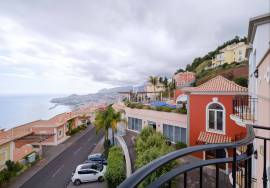 Elegant 3-Bedroom Duplex Apartment  with Ocean Views in Palheiro Village, Funchal