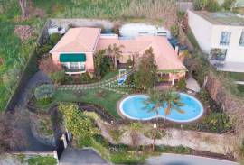Panoramic Ocean and Funchal views from premium villa in Neves