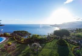 Panoramic Ocean and Funchal views from premium villa in Neves