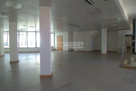 Building with 1220 m2 spread over 5 floors located in the center of Vila Real