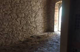 3 Bed Terraced house For Renovation For Sale In Vallespecara Italy