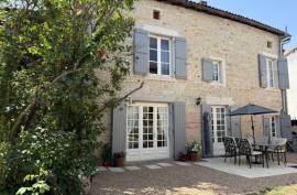 Beautiful 5-bedroom village house near Champagne Mouton - €178200
