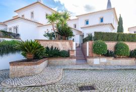 Luxury 3+1 bedroom villa in private condominium with pool, Vilamoura