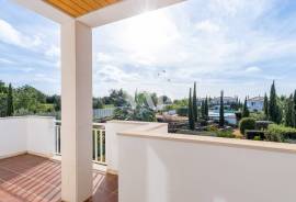 Luxury 3+1 bedroom villa in private condominium with pool, Vilamoura