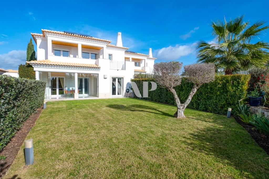 Luxury 3+1 bedroom villa in private condominium with pool, Vilamoura