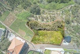 Building plot in quiet and sunny area