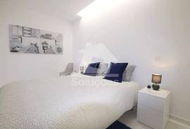 Bright and well-maintained 2 bedroom apartment in the prestigious area of Praia da Rocha, Portimão