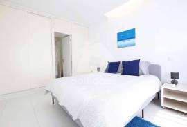 Bright and well-maintained 2 bedroom apartment in the prestigious area of Praia da Rocha, Portimão