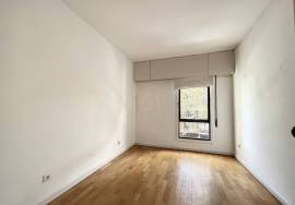 3+1 bedroom apartment with garage for rent on Rua Marechal Saldanha