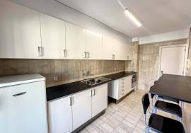 3+1 bedroom apartment with garage for rent on Rua Marechal Saldanha