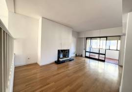 3+1 bedroom apartment with garage for rent on Rua Marechal Saldanha