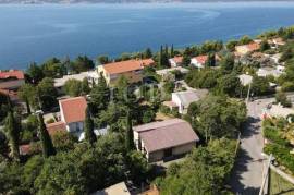 House on a plot of 1058m2 100m from the sea