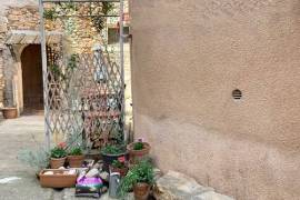 Charming Renovated Village House With 3 Bedrooms, Garage, Convertible Attic And A Common Courtyard, Located Near All Shops And The River.
