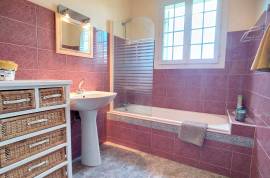 Detached Country House with Swimming Pool