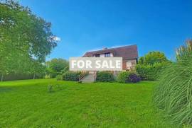 Detached Country House with Landscaped Garden