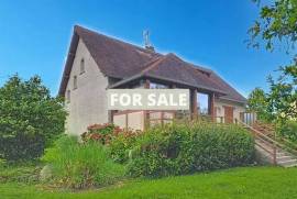 Detached Country House with Landscaped Garden
