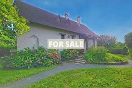 Detached Country House with Landscaped Garden