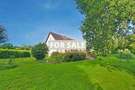 Detached Country House with Landscaped Garden