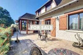 Detached Country House with Landscaped Garden