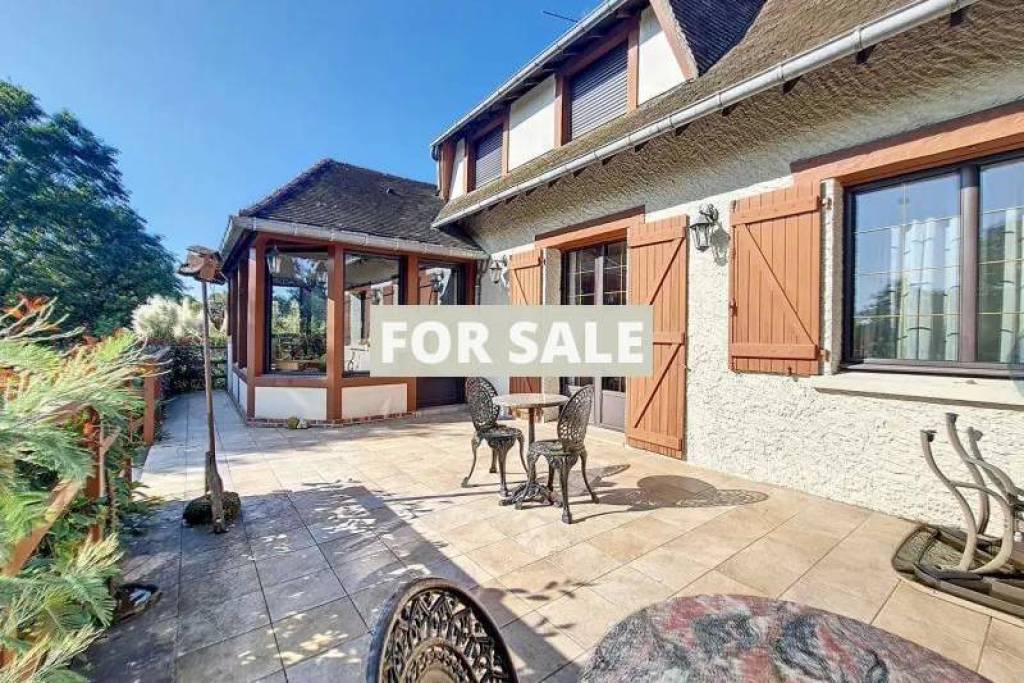 Detached Country House with Landscaped Garden
