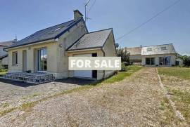 Detached House with Garden by the Coast