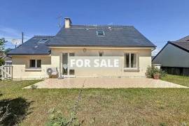 Detached House with Garden by the Coast