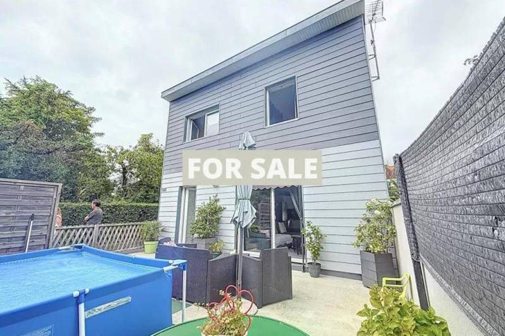 Delightful Wooden Clad Property in Coastal Resort