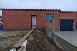 New Build Villa Near Town Centre With Garage