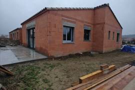 New Build Villa Near Town Centre With Garage