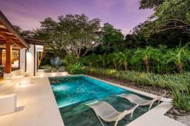 Las Golondrinas 32, Casa Luminosa: Modern Luxury Retreat Steps from Playa Bonita in Hacienda Pinilla