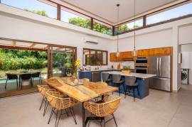 Las Golondrinas 32, Casa Luminosa: Modern Luxury Retreat Steps from Playa Bonita in Hacienda Pinilla