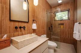 Las Golondrinas 32, Casa Luminosa: Modern Luxury Retreat Steps from Playa Bonita in Hacienda Pinilla