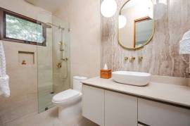 Las Golondrinas 32, Casa Luminosa: Modern Luxury Retreat Steps from Playa Bonita in Hacienda Pinilla