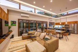 Las Golondrinas 32, Casa Luminosa: Modern Luxury Retreat Steps from Playa Bonita in Hacienda Pinilla
