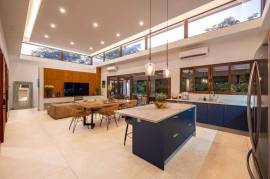 Las Golondrinas 32, Casa Luminosa: Modern Luxury Retreat Steps from Playa Bonita in Hacienda Pinilla