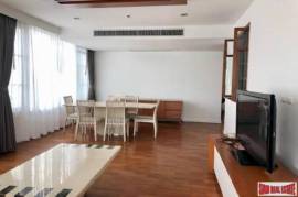 Siri Residence - Spacious 3-Bedroom Condo with Stunning Views - Prime Location