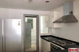 Siri Residence - Spacious 3-Bedroom Condo with Stunning Views - Prime Location