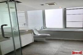 Siri Residence - Spacious 3-Bedroom Condo with Stunning Views - Prime Location