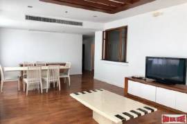 Siri Residence - Spacious 3-Bedroom Condo with Stunning Views - Prime Location