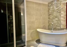 MONPAZiER: Perigourdine contemporaine avec piscine, terrain constructible.