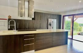 MONPAZiER: Perigourdine contemporaine avec piscine, terrain constructible.
