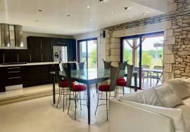 MONPAZiER: Perigourdine contemporaine avec piscine, terrain constructible.