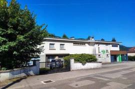 Rare ! Vaste maison d'habitation avec jardin et local de 145 m carré à aménager.
