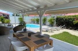 Maison d' environ 100 M2 avec 3 chambres et 2 sdb; Grande pièce à vivre d' environ 40M2 avec cuisine équipée donnant sur une terrasse avec piscine et terrain de 411 M2