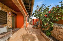 Renovated 3+1 bedroom villa for long-term rental in Alvor