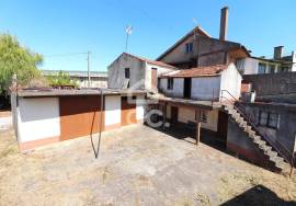 3 bedroom villa with terraces, patio and garage to recover in Avelar.