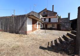 3 bedroom villa with terraces, patio and garage to recover in Avelar.