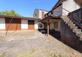 3 bedroom villa with terraces, patio and garage to recover in Avelar.