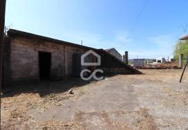 3 bedroom villa with terraces, patio and garage to recover in Avelar.